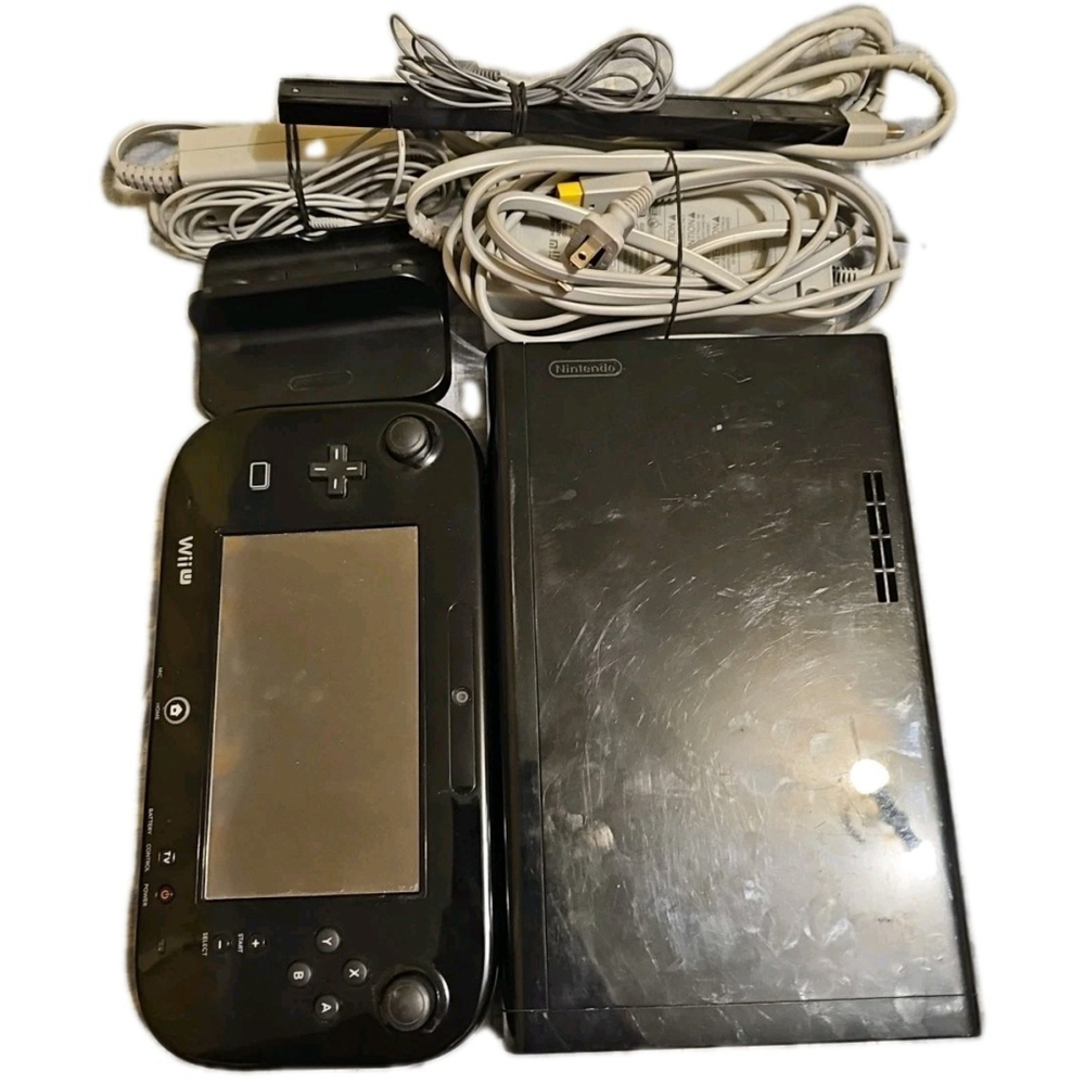 Nintendo Wii U Deluxe 32GB Console WUP-101(02) With Gamepad WUP-010(USA) Cables